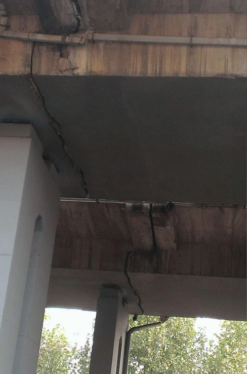 cracks-of-railway