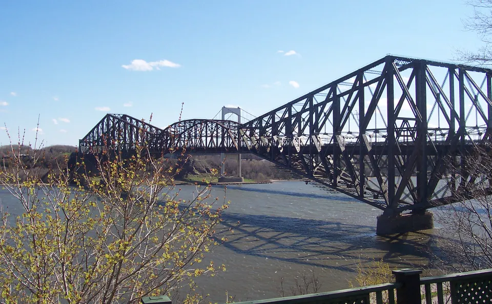 Pont_de_Quebec_vu_du_Parc_aquarium_du_Quebec