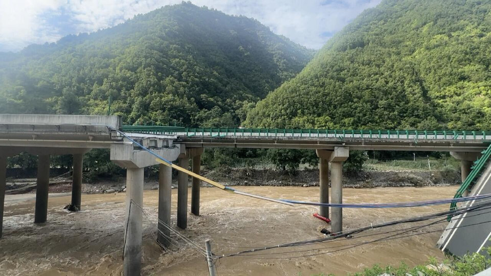 Flood-Induced River Bridge Collapse: Causes, Case Studies, and Flood Protection Strategies
