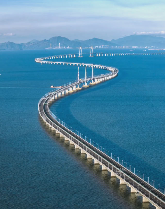 A-meandering-cross-sea-bridge