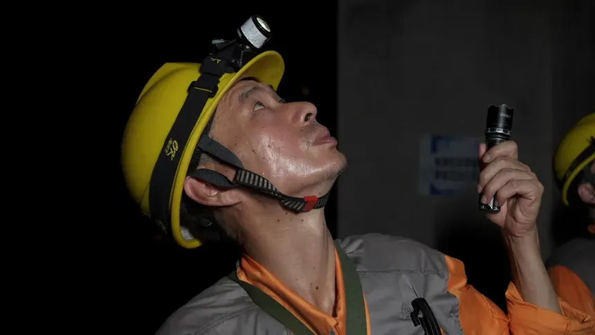 Inspectors-endure-intense-heat-in-summer