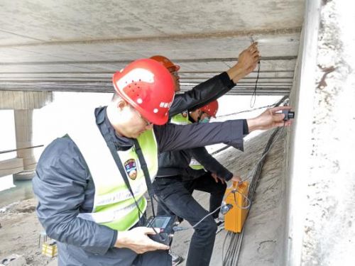 Ultrasonic-testing-for-cracks