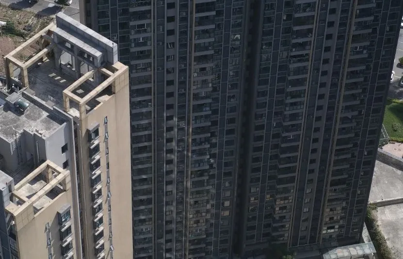 The-mottled-texture-on-the-building-surface